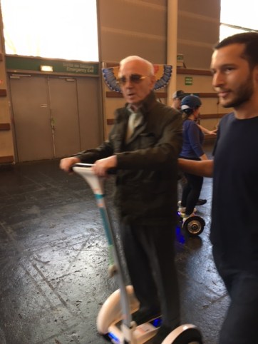 Petites_aventures_foire-de-paris-Charles-Aznavour-Hoverboard